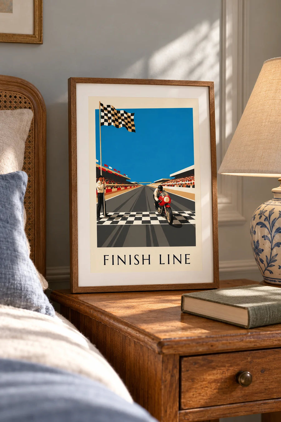 Poster Motorrad bei der Zieldurchfahrt unter der Zielflagge: kleines A4-Format im Rahmen