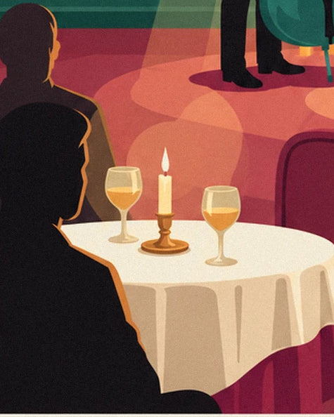 Ein Tisch mit weißer Tischdecke, seine 2 goldenen Gläser und die Kerze zwischen den Silhouetten