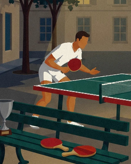 Le joueur en blanc devant la table de ping-pong et les 2 raquettes sur le banc vert