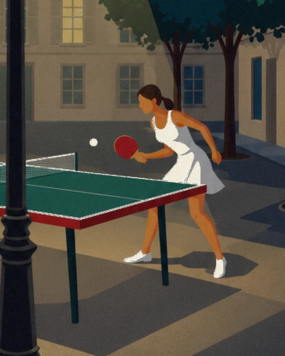 La joueuse en robe blanche, raquette rouge en main, devant la table de ping-pong