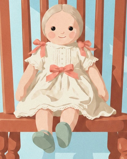 La poupée en robe crème, nœuds roses et chaussures vertes sur sa chaise en bois