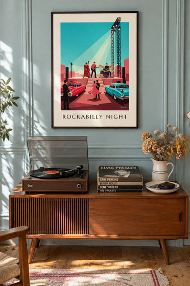 Poster rockabilly-trio in concert en auto's met vinnen: ingelijst aan de muur