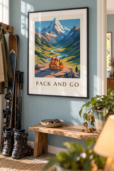 Poster Rucksack eines Entdeckers über einem Bergtal: gerahmt an der Wand