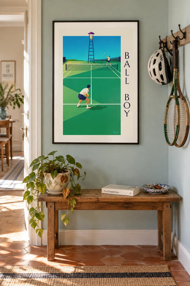 Poster van een ballenjongen op de tennisbaan: ingelijst aan de muur
