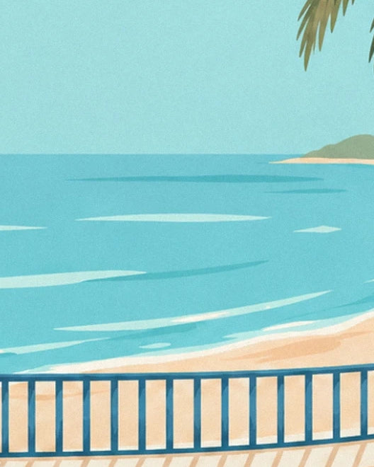 La mer turquoise bordée de sable clair derrière la rambarde bleue