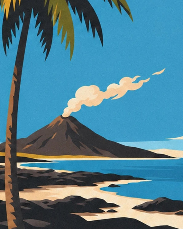Le volcan fumant au bord de l’océan bleu, derrière les rochers noirs et le palmier