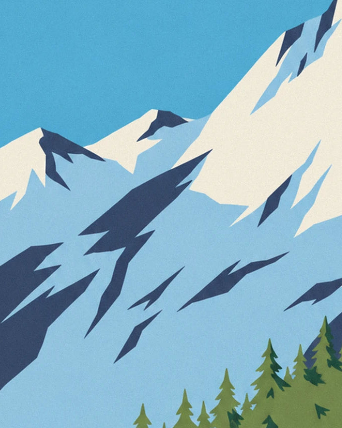 Die verschneiten Gipfel des Mont-Blanc unter blauem Himmel, mit grünen Tannen darunter