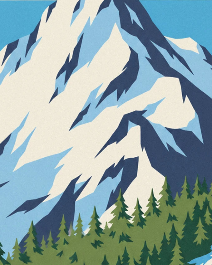 Der verschneite Gipfel mit mitternachtsblauen Graten, hoch über einer Reihe von Tannen