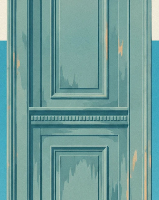Les panneaux moulurés de la porte bleu-vert, à la peinture écaillée et aux éclats ocre