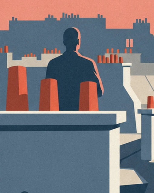La silhouette d'un homme de dos, entre 3 grandes cheminées de brique orange, face aux toits de Paris