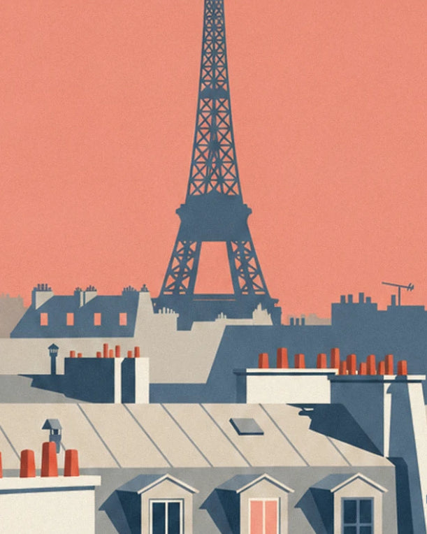 La tour Eiffel se détache sur un ciel rose orangé, au-dessus des toits de zinc et de leurs cheminées