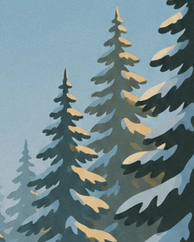 Die Wipfel der Tannen mit schneebedeckten Zweigen, die sich vom blauen Himmel abheben