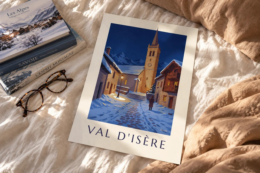 Affiche Val d’Isère, clocher illuminé en hiver : posée sur une table