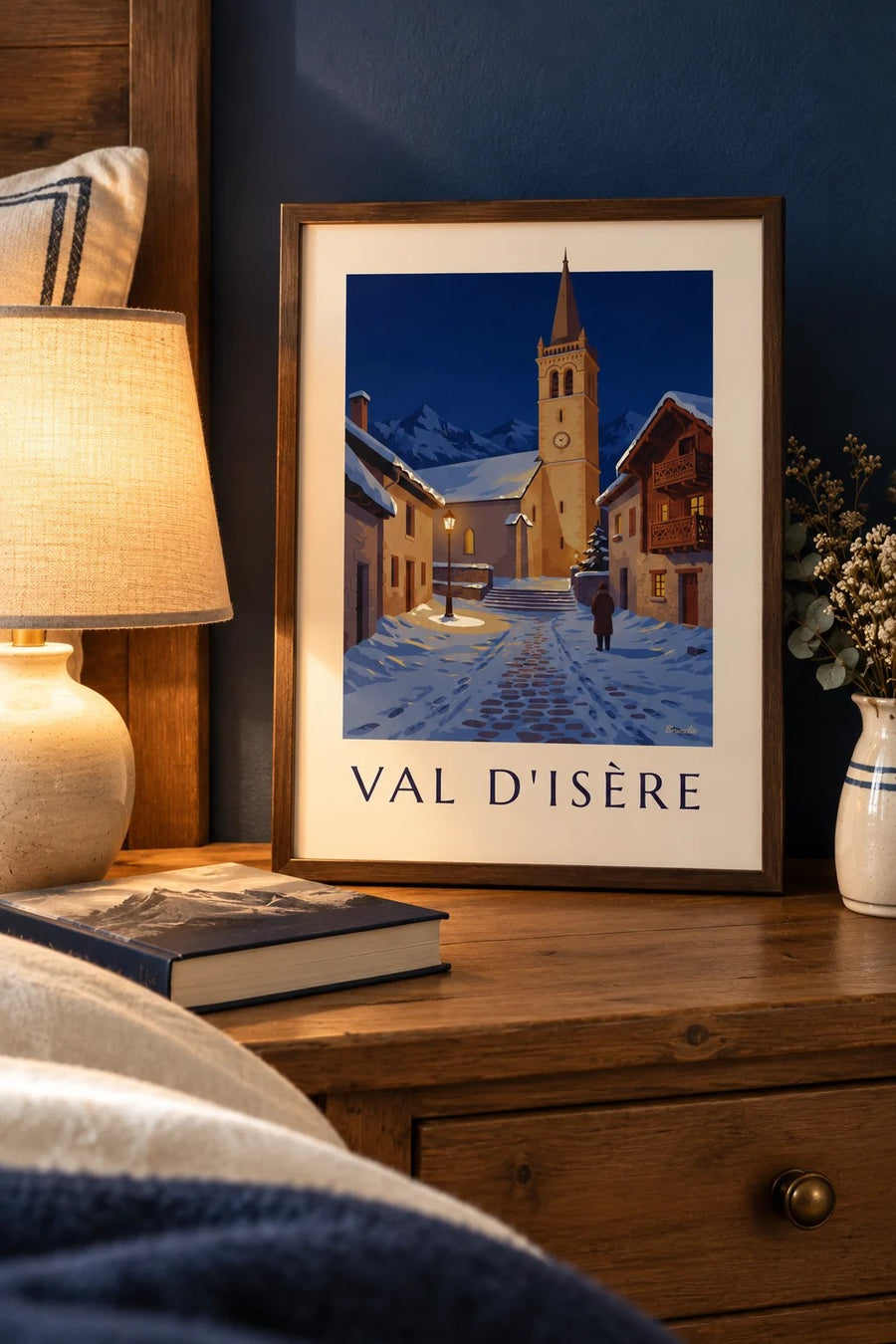 Affiche Val d’Isère, clocher illuminé en hiver : petit format A4 encadré