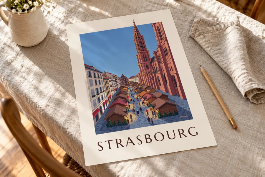 Affiche marché de Noël à Strasbourg : posée sur une table