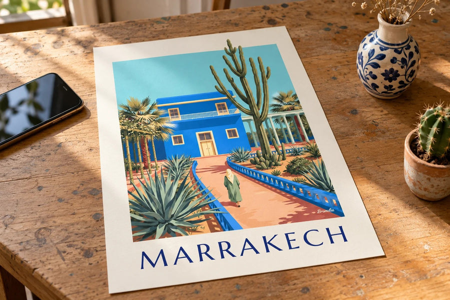 Affiche villa bleue et cactus de Marrakech : posée sur une table
