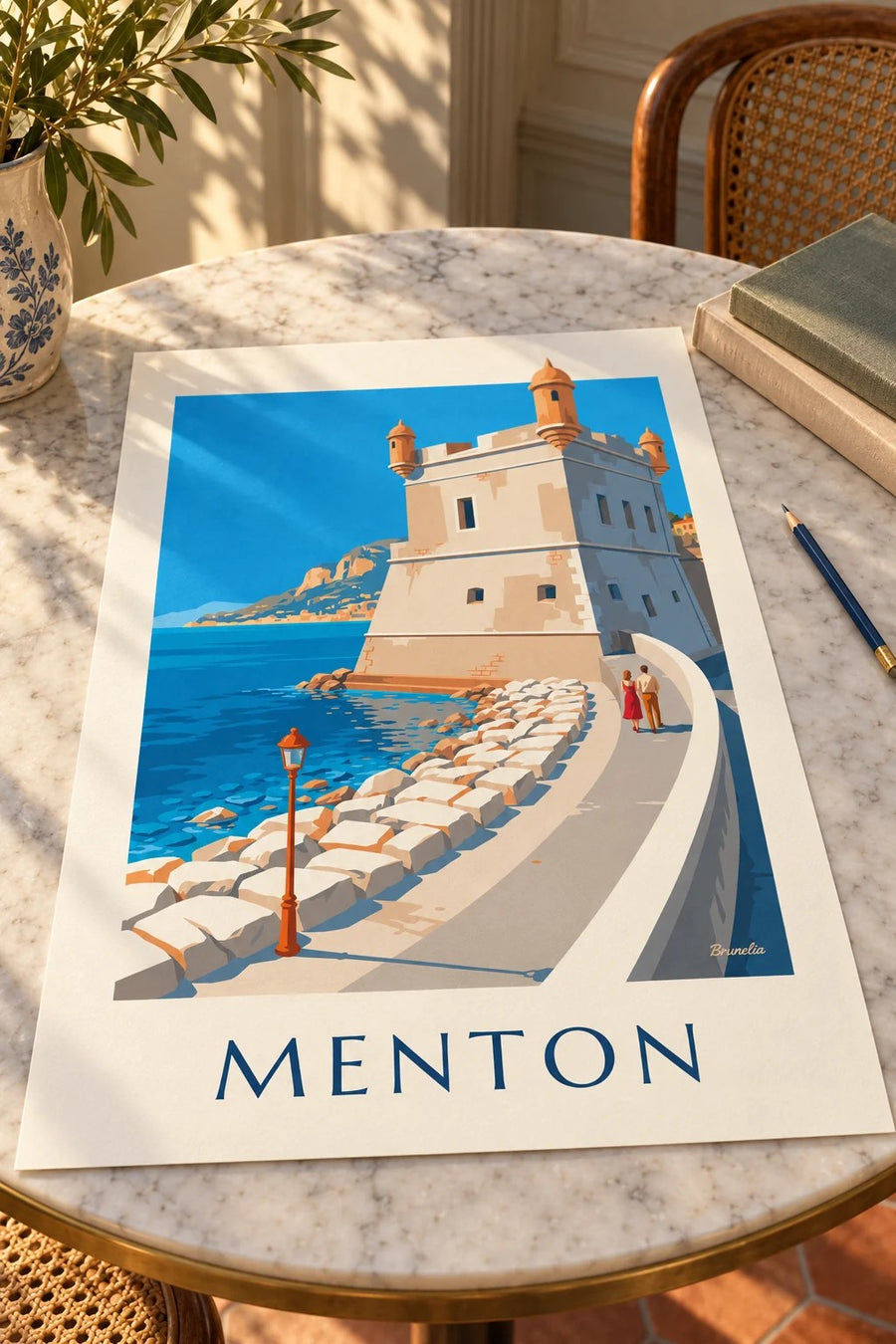 Affiche Bastion du vieux port de Menton en bord de mer : posée sur une table
