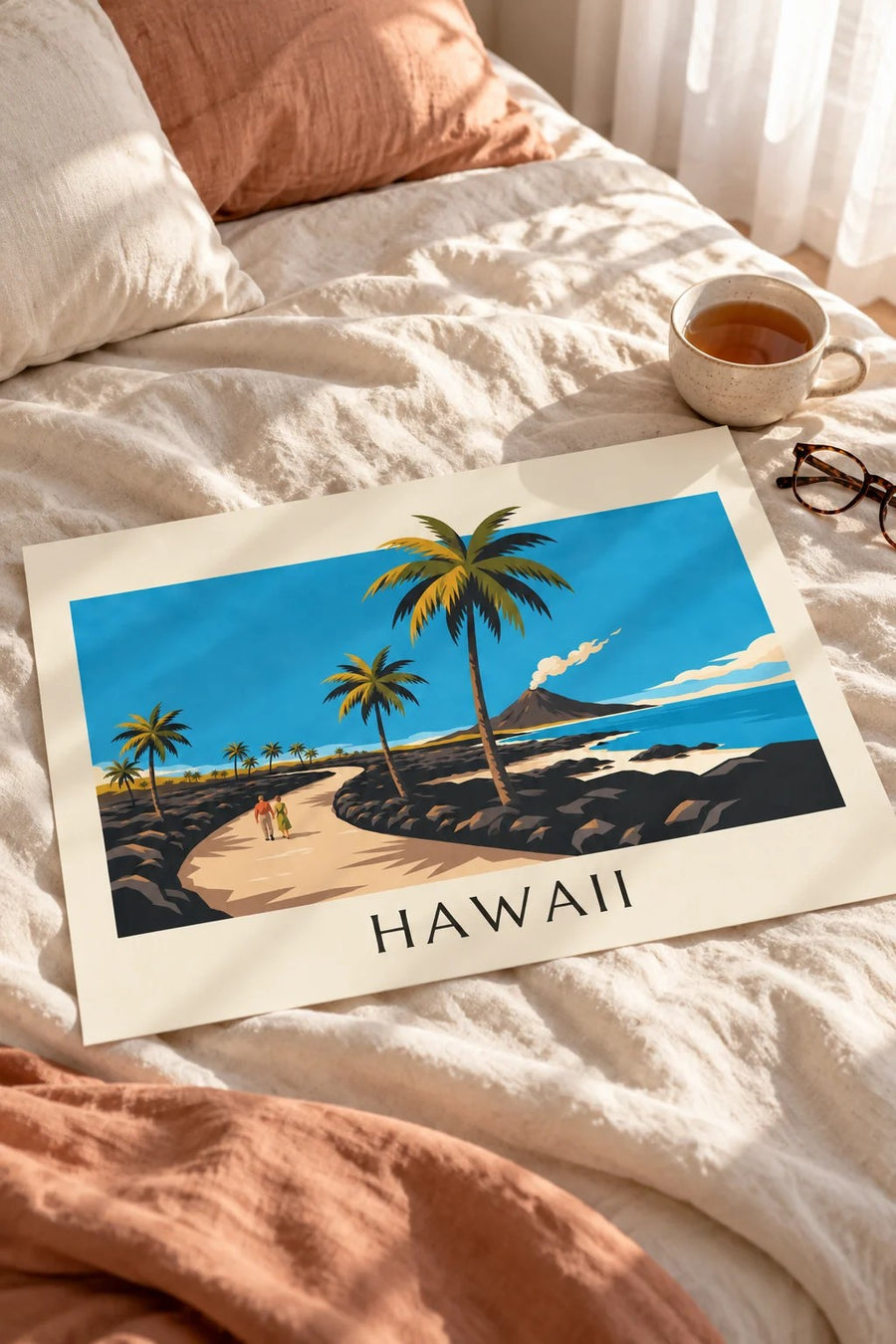 Affiche route d'Hawaii entre palmiers et volcan : posée sur une table