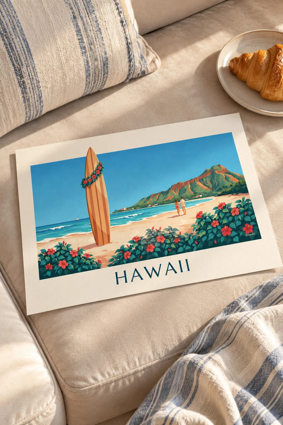 Affiche planche de surf et hibiscus face à Diamond Head, Hawaii : posée sur une table