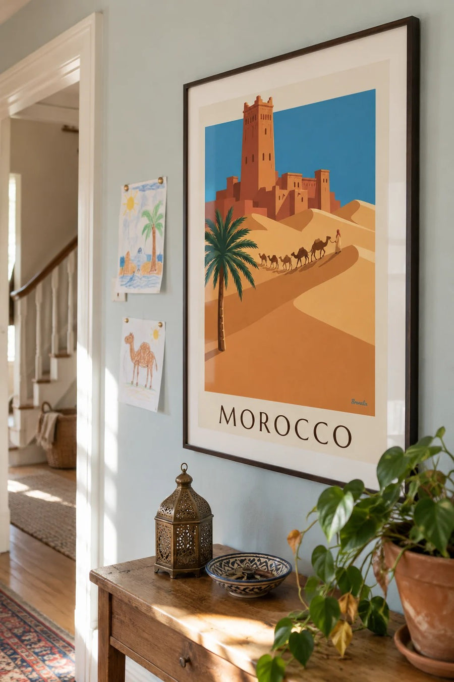 Affiche casbah et caravane de chameaux dans le désert marocain : encadrée au mur