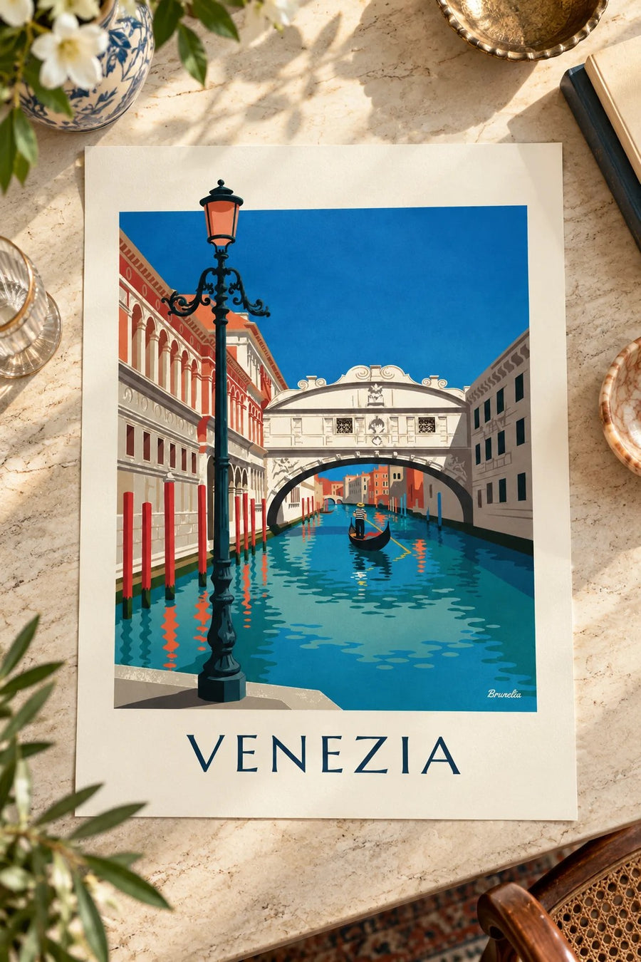 Affiche gondole sous le pont des Soupirs à Venezia : posée sur une table