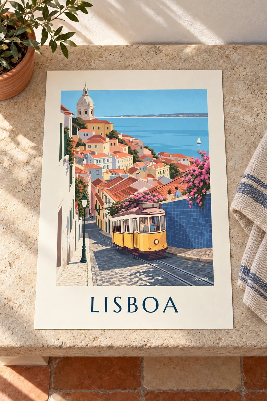 Affiche tramway jaune dans une rue pavée de Lisboa face au Tage : posée sur une table