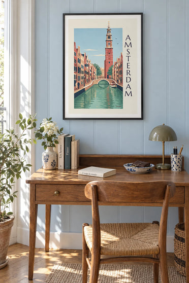 Poster Amsterdamer Gracht, Giebelhäuser und Fahrräder auf der Brücke: gerahmt an der Wand