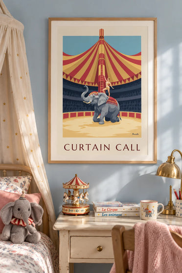 Poster knielende olifant en acrobaat onder de grote circustent: ingelijst aan de muur