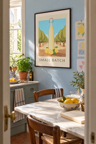 Poster Flasche hausgemachte Zitronenlimonade und Zitronen: gerahmt an der Wand