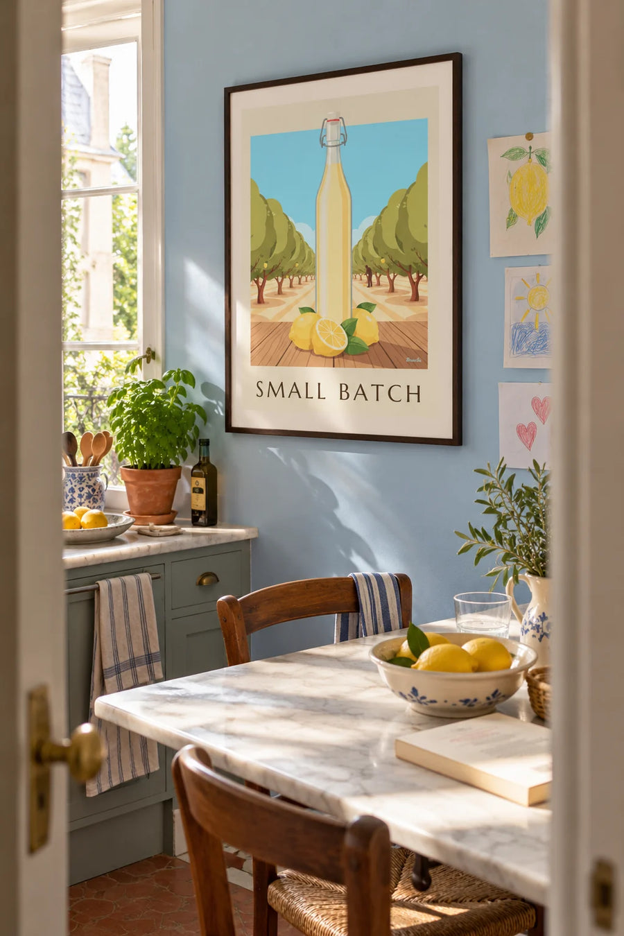 Poster fles ambachtelijke limonade en citroenen: ingelijst aan de muur