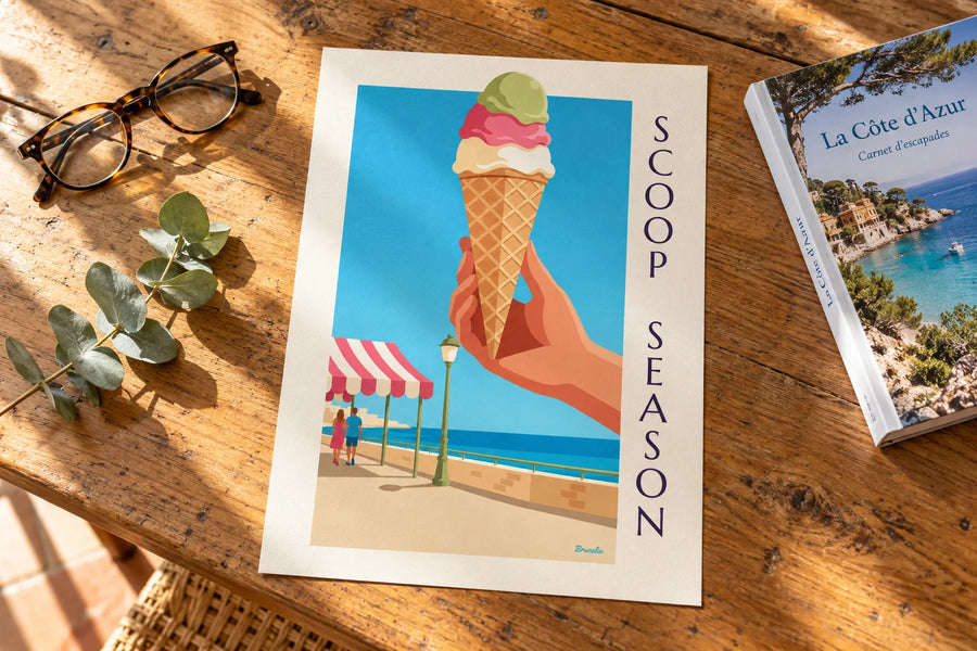 Affiche cornet de glace à 3 boules en bord de mer : posée sur une table