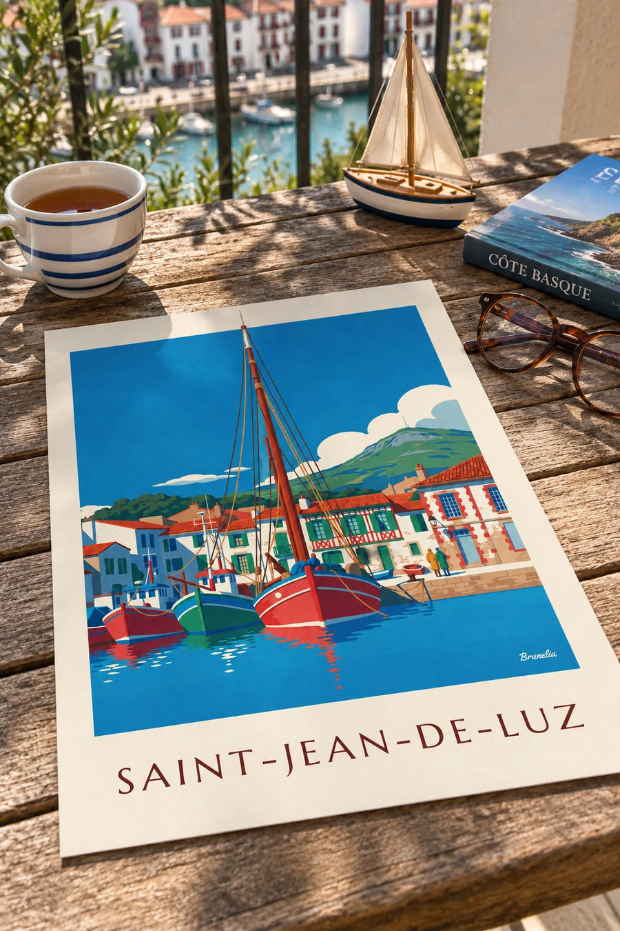 Affiche port de pêche de Saint-Jean-de-Luz et La Rhune : posée sur une table