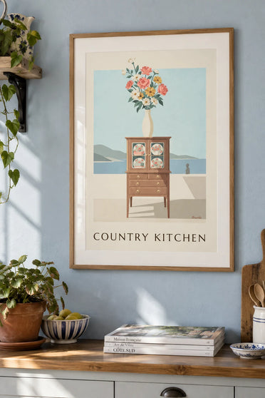 Poster mit Küchenbuffet aus Holz, Tellern und Blumenmotiven: gerahmt an der Wand