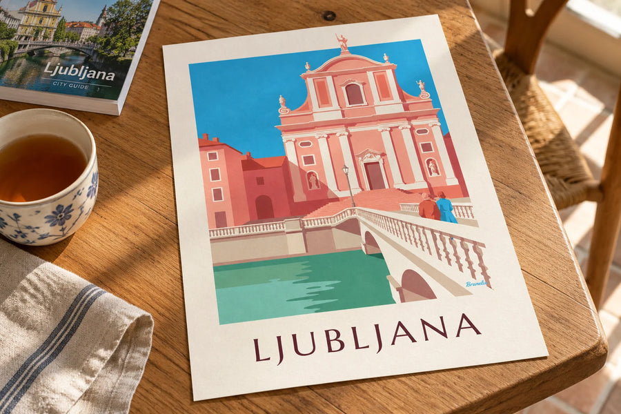 Affiche église franciscaine rose de Ljubljana : posée sur une table
