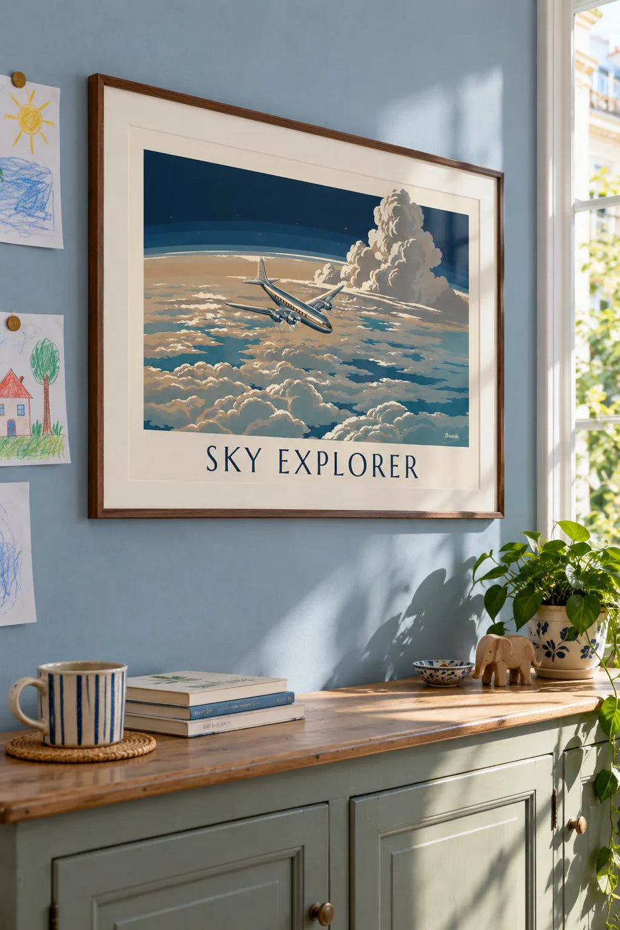 Poster passagiersvliegtuig boven een zee van wolken: ingelijst aan de muur