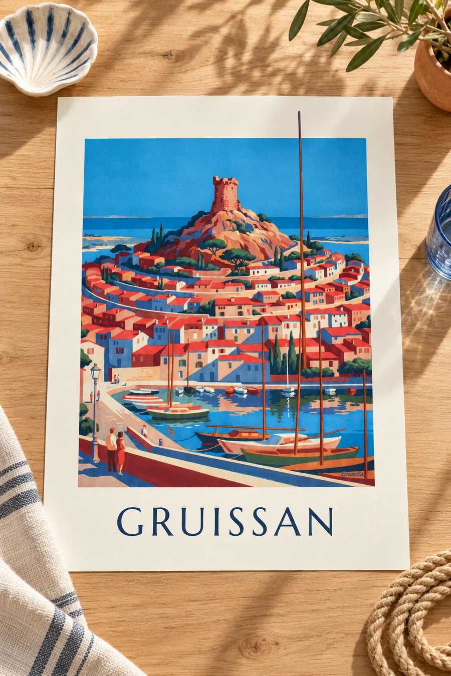 Affiche tour Barberousse de Gruissan au-dessus des toits et du port : posée sur une table