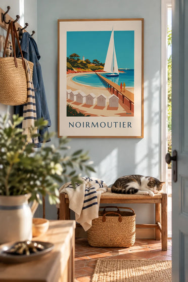 Poster Gestreifte Strandkabinen und Steg auf Noirmoutier: gerahmt an der Wand
