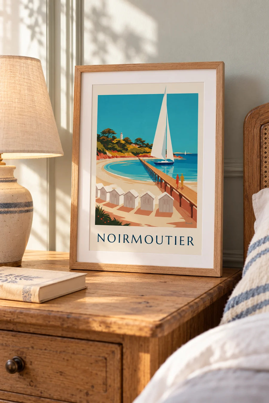 Poster gestreifte Strandkabinen und Steg in Noirmoutier: kleines Format A4, gerahmt