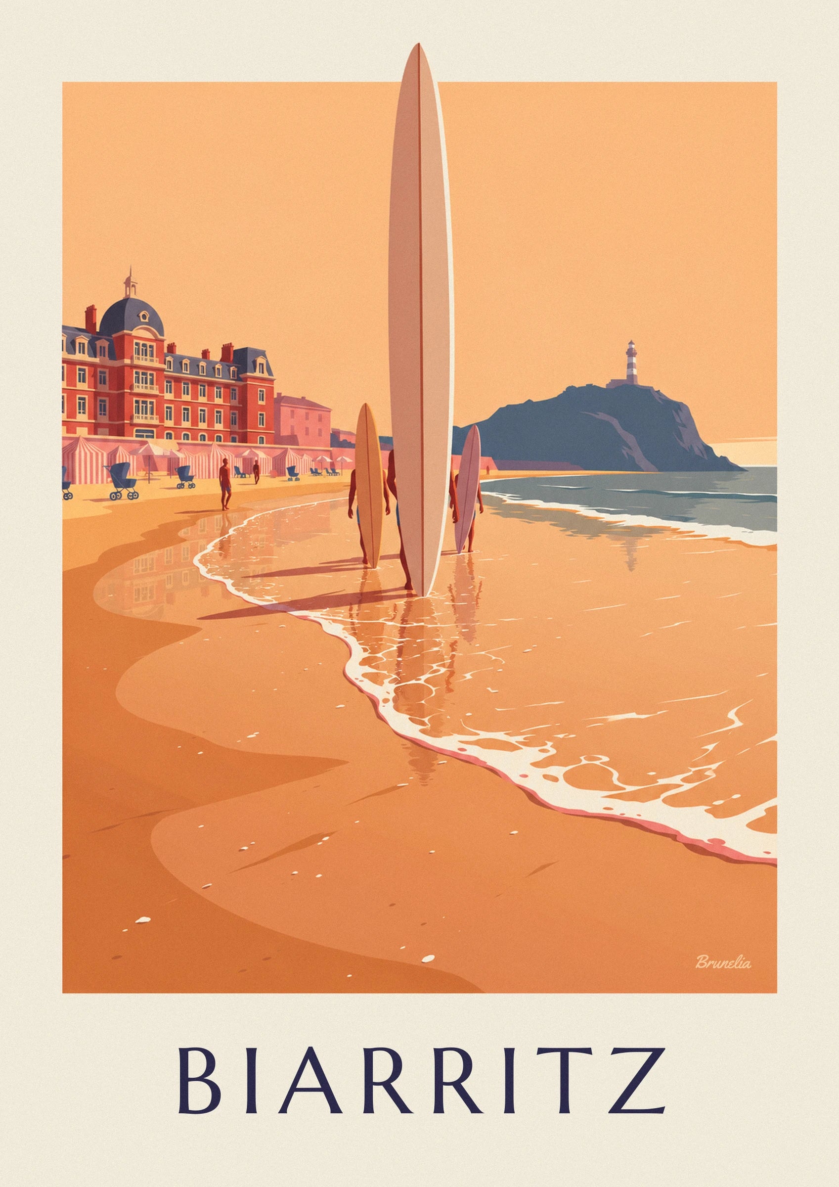 Surfeurs de dos dans l'eau peu profonde, planches jaune et rose dressées, plage de Biarritz au fond