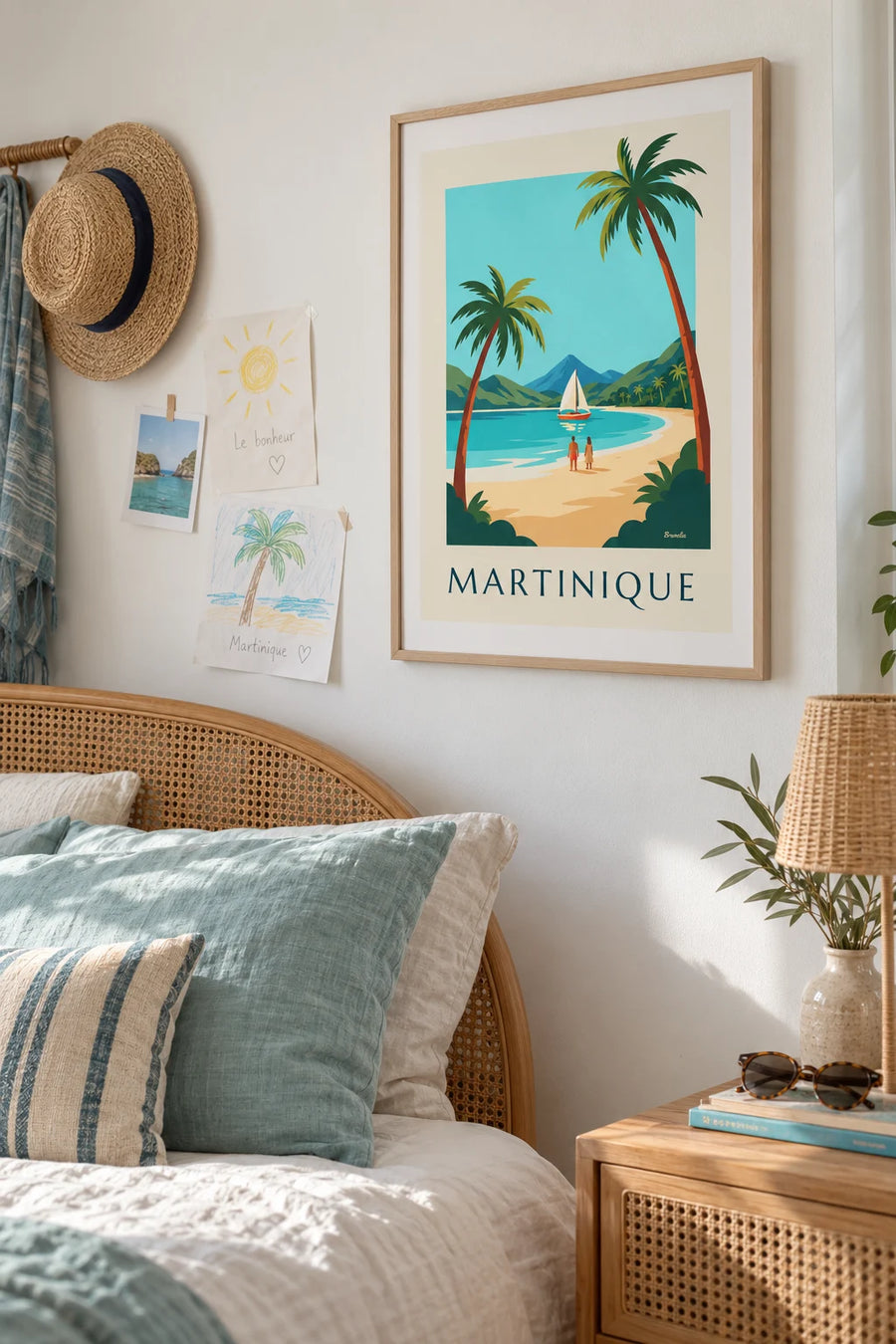Affiche voilier dans une anse de Martinique et montagne Pelée : encadrée au mur