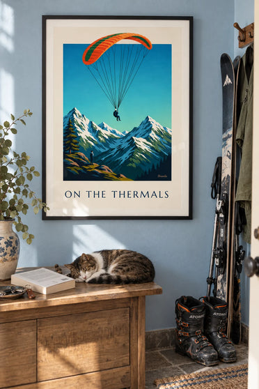 Poster paraglider boven besneeuwde bergtoppen: ingelijst aan de muur