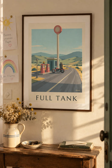 Poster klassieke motor geparkeerd voor een tankstation: ingelijst aan de muur