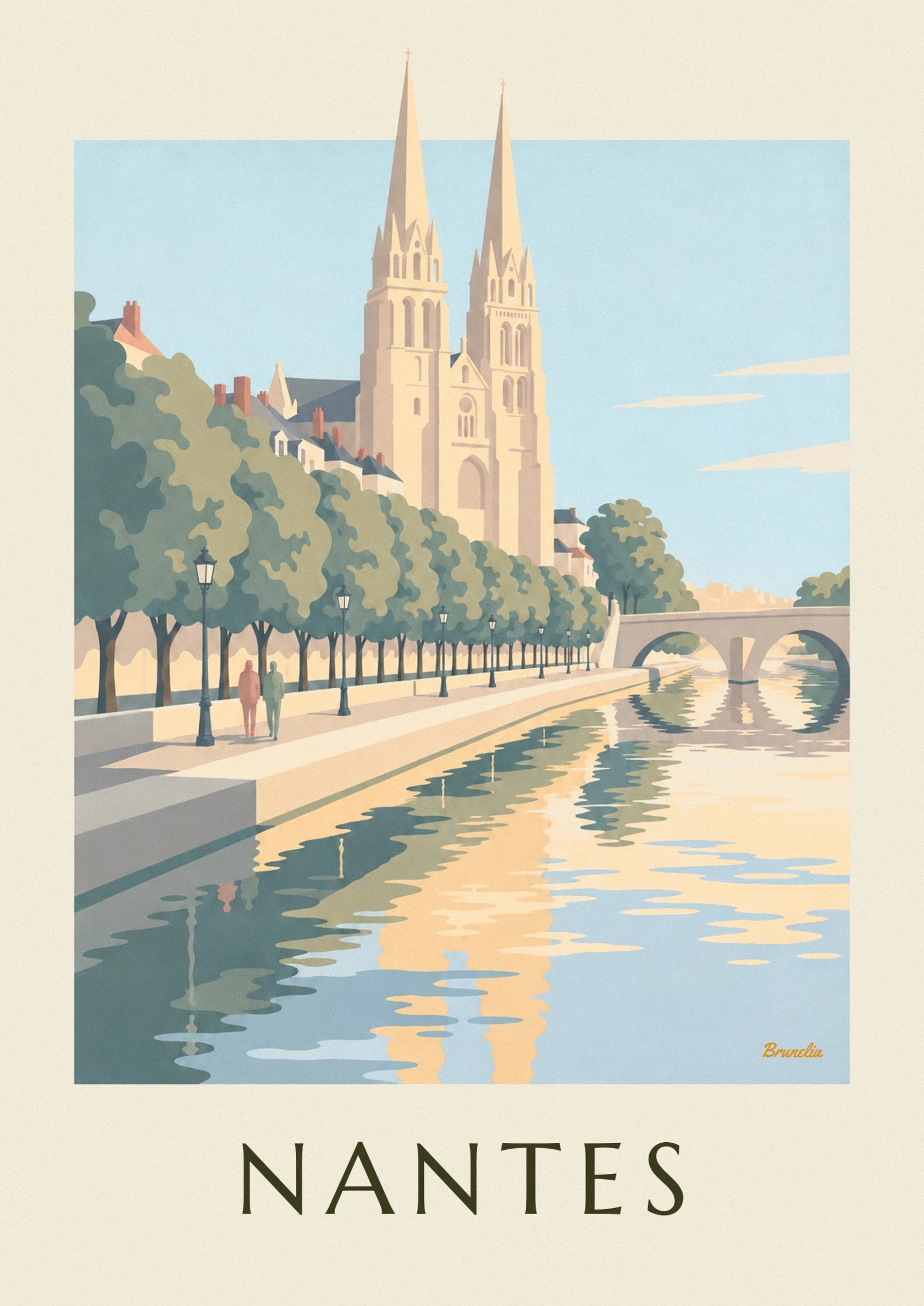 Les 2 flèches dorées de la cathédrale de Nantes au-dessus des toits et des arbres