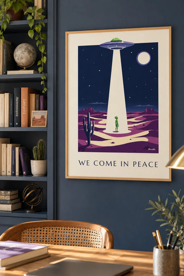 Poster ufo, alien en vliegende schotel in de woestijn : ingelijst aan de muur