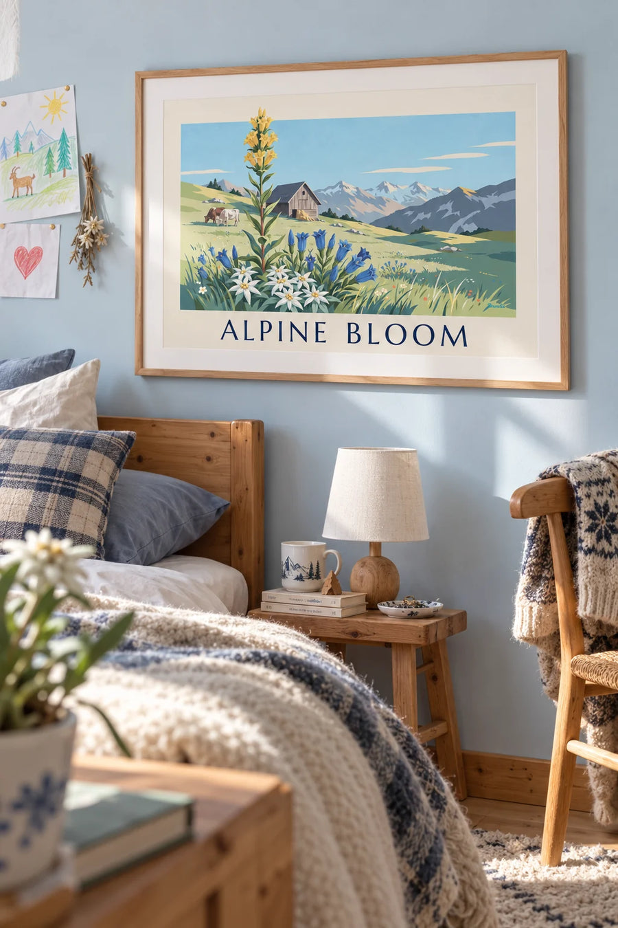 Poster Edelweiß und Enzian auf einer Alm am Fuß der Berge: gerahmt an der Wand