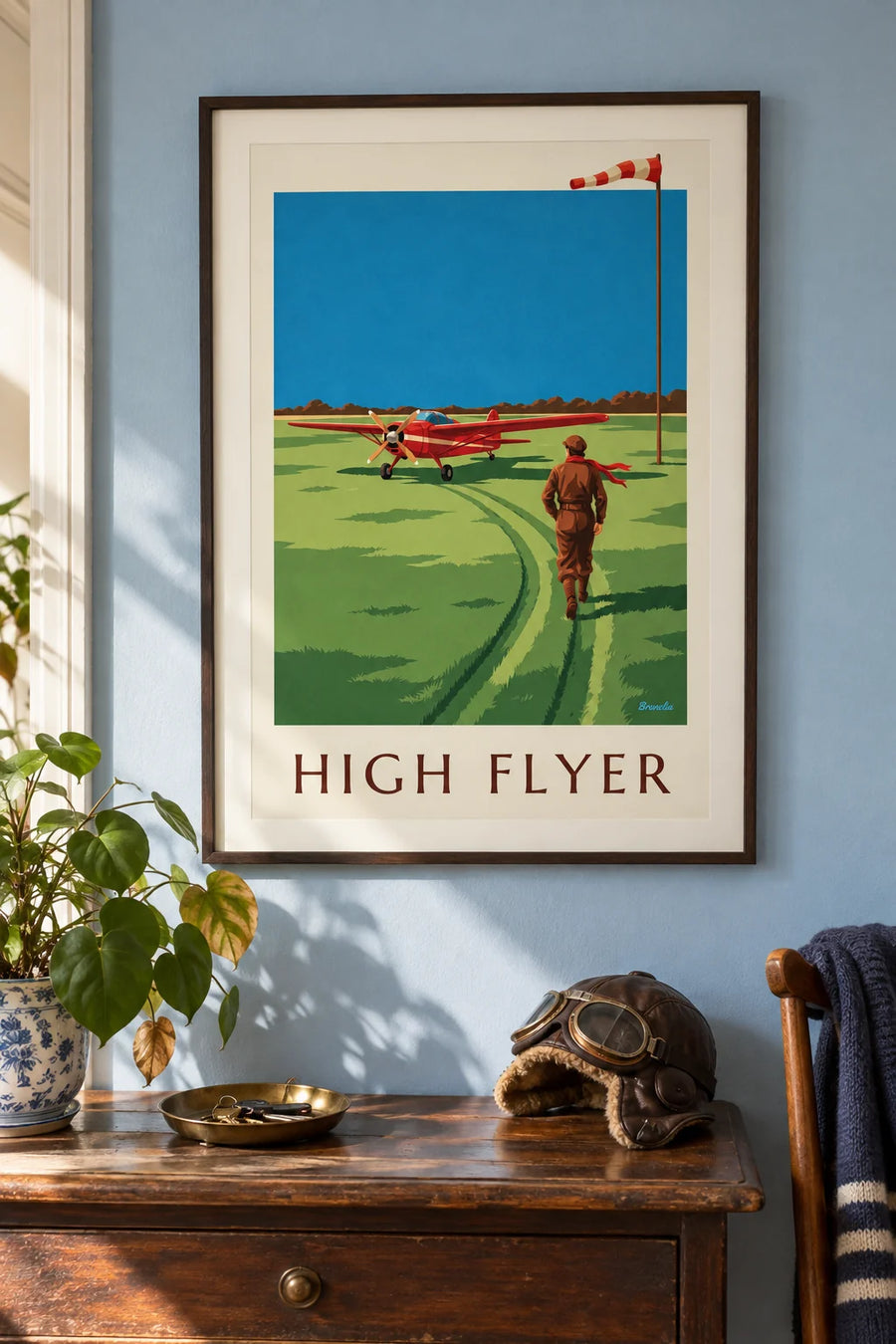 Poster Fliegerin und rotes Propellerflugzeug auf einer Graspiste: gerahmt an der Wand