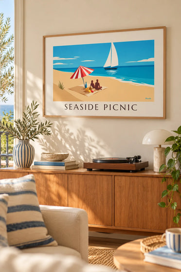 Affiche pique-nique en bord de mer sous un parasol rayé : encadrée au mur