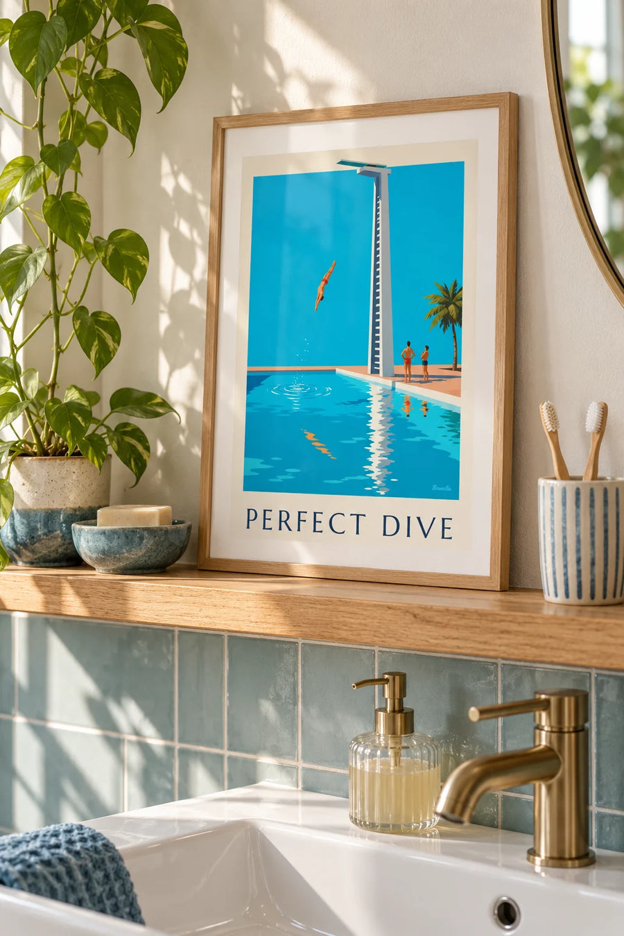 Affiche plongeur en plein plongeon au-dessus d’une piscine : petit format A4 encadré