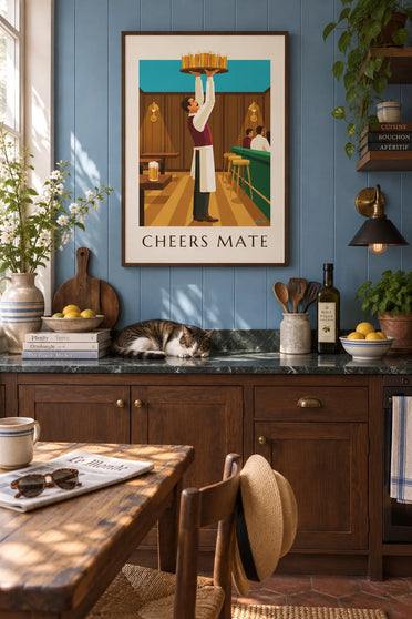 Poster brasserieober en dienblad met bierpullen: ingelijst aan de muur