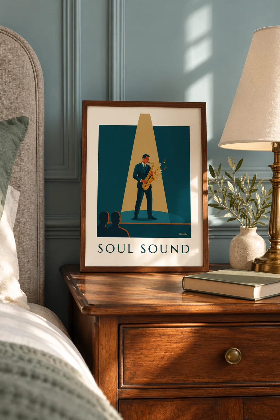 Poster goldenes Saxophon im Lichtkegel, Jazz-Motiv: kleines A4-Format im Rahmen